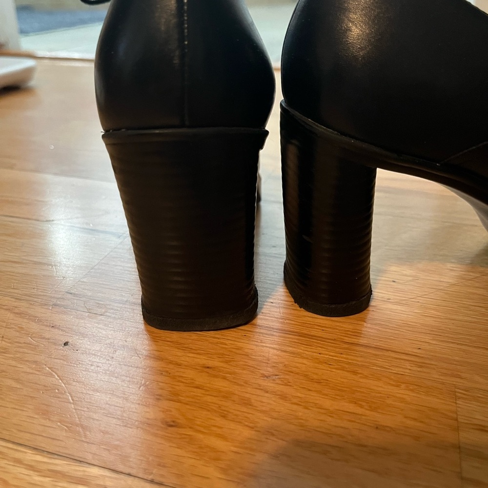 Black leather solid heel with laces